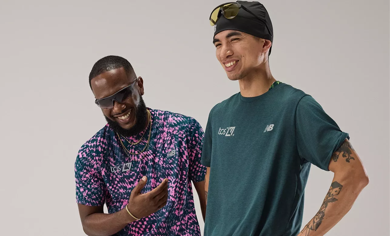 Dois corredores sorrindo com camisetas da coleção TCS London Marathon