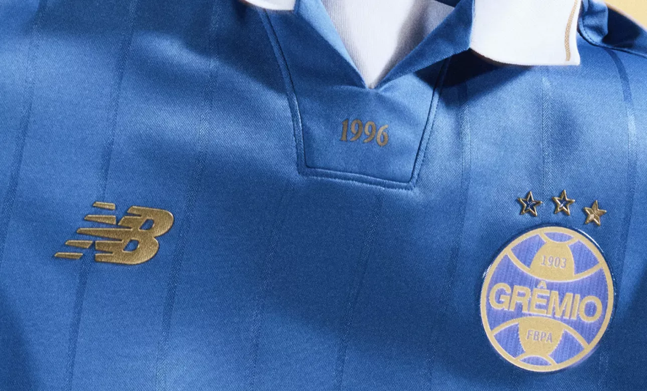 Detalhe do tecido NB Dry na frente e nas mangas da Camisa Comemorativa Grêmio 2026.