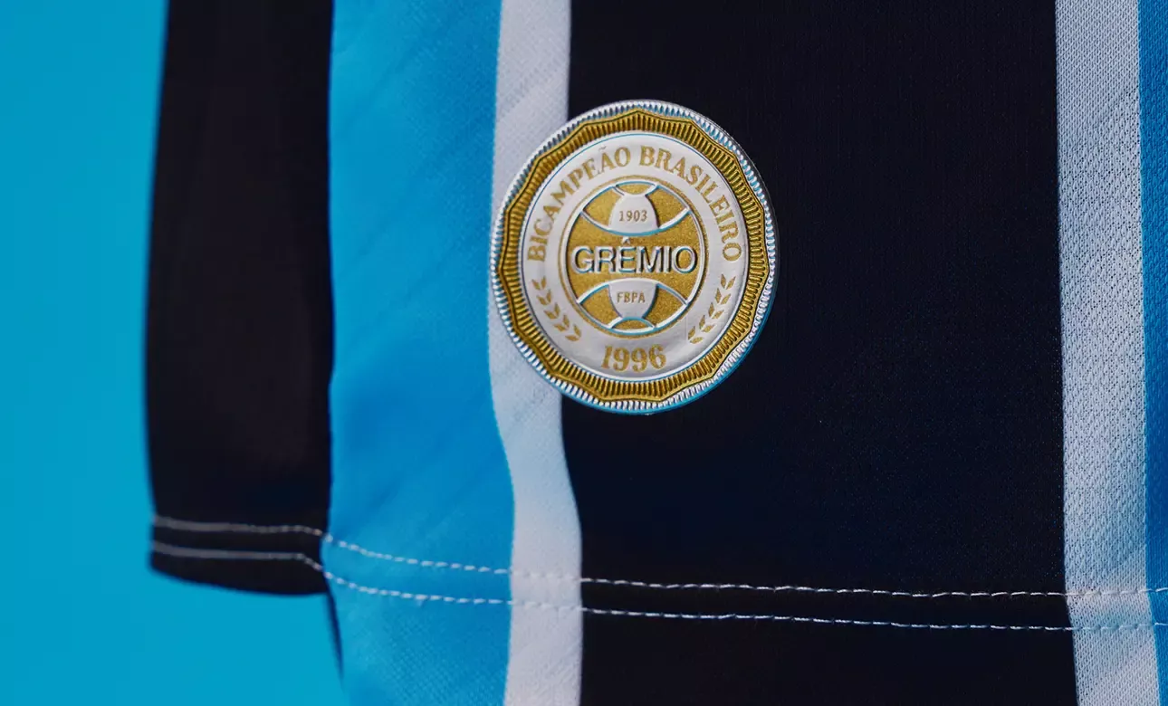 Detalhe do selo comemorativo do Campeonato Brasileiro de 1996 na Camisa Home Grêmio 2026.