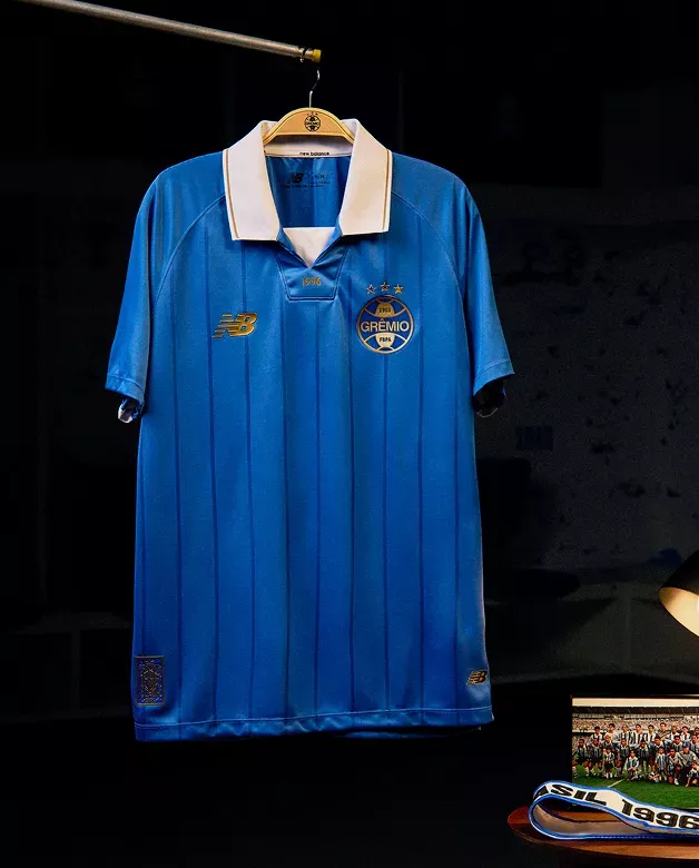 Detalhe da Camisa Comemorativa Grêmio 2026, vista de trás.