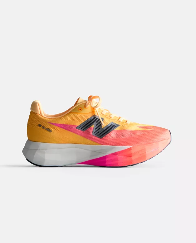 Tênis SC Elite v5 laranja e rosa visto de lado sobre fundo cinza-claro